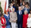 Pour cet événement caritatif, Charlene de Monaco avait misé sur un look à la fois chic et hivernal, de couleur beige et blanche. 

Le prince Albert et Charlene de Monaco offrent des cadeaux aux personnes défavorisées au bureau de la Croix-Rouge de Monaco, le 14 novembre 2025.

Photo : Olivier Huitel / Pool Monaco / Bestimage