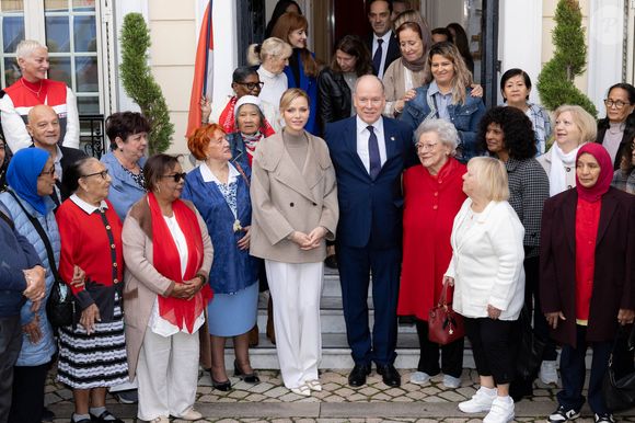 Pour cet événement caritatif, Charlene de Monaco avait misé sur un look à la fois chic et hivernal, de couleur beige et blanche. 

Le prince Albert et Charlene de Monaco offrent des cadeaux aux personnes défavorisées au bureau de la Croix-Rouge de Monaco, le 14 novembre 2025.

Photo : Olivier Huitel / Pool Monaco / Bestimage