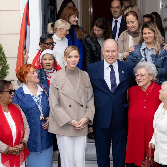 Pour cet événement caritatif, Charlene de Monaco avait misé sur un look à la fois chic et hivernal, de couleur beige et blanche. 

Le prince Albert et Charlene de Monaco offrent des cadeaux aux personnes défavorisées au bureau de la Croix-Rouge de Monaco, le 14 novembre 2025.

Photo : Olivier Huitel / Pool Monaco / Bestimage