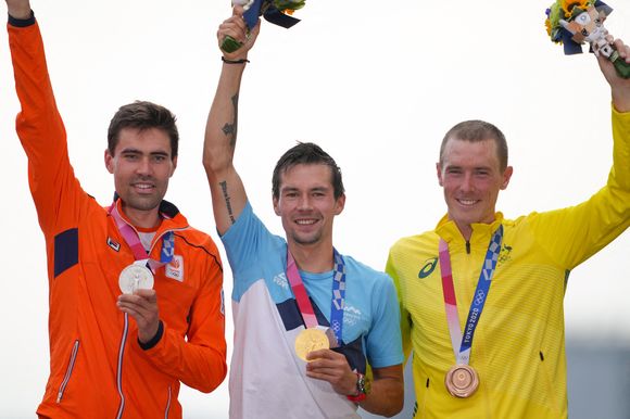 Rohan Dennis a traîné la mère de ses deux enfants sur plusieurs mètres en voiture avant qu’elle ne perde la vie

Tom Dumoulin, Primoz Roglic et Rohan Dennis - Le Slovène P. Roglic remporte l'épreuve du contre-la-montre aux jeux olympiques Tokyo 2020 (23 juillet - 8 août 2021), le 28 juillet 2021 à Shizuoka. © Aflo / JO Tokyo / Panoramic / Bestimage