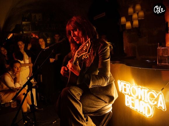 Ce mercredi 21 octobre 2026, la star a partagé sur ses réseaux sociaux les premières images prometteuses de son futur single.

Lou Doillon lors de la célébration de la collection automne 2026 VB au club Le Serpent à Plume, à Paris, le 15 octobre 2026. 

© Astra Marina/BFA.com/Backgrid/Bestimage