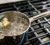 Verser de l'eau bouillante dans l'évier n'est pas toujours une bonne idée.

Pexels