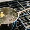 À quel âge avez-vous découvert qu'il ne faut jamais verser d'eau chaude dans l'évier de la cuisine ?
