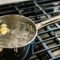 À quel âge avez-vous découvert qu'il ne faut jamais verser d'eau chaude dans l'évier de la cuisine ?