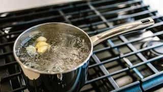 À quel âge avez-vous découvert qu'il ne faut jamais verser d'eau chaude dans l'évier de la cuisine ?