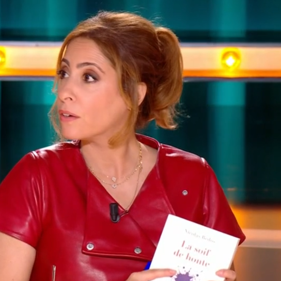 Léa Salamé dans "Quelle époque !" sur France 2 le 3 mai 2025.