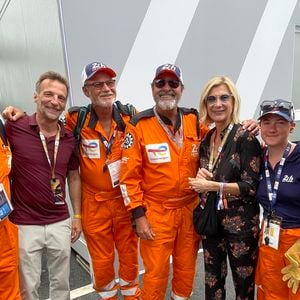 Mathieu Kassovitz et Michèle Laroque - Les célébrités sur le circuit des 24 Heures du Mans quelques heures avant le départ de la course le 14 juin 2025.
© Fabien Faure / Bestimage