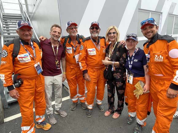Mathieu Kassovitz et Michèle Laroque - Les célébrités sur le circuit des 24 Heures du Mans quelques heures avant le départ de la course le 14 juin 2025.
© Fabien Faure / Bestimage
