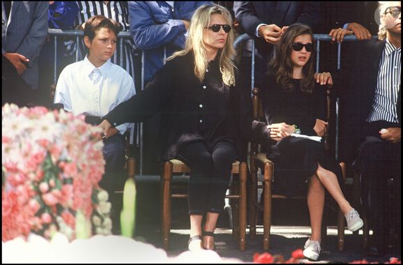 France Gall avec sa fille Pauline et son fils Raphael aux obsèques de Michel Berger, en 1992 à Paris