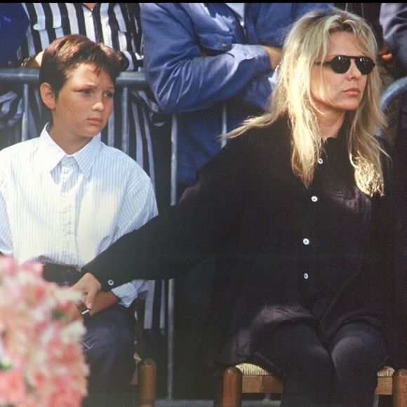 France Gall avec sa fille Pauline et son fils Raphael aux obsèques de Michel Berger, en 1992 à Paris