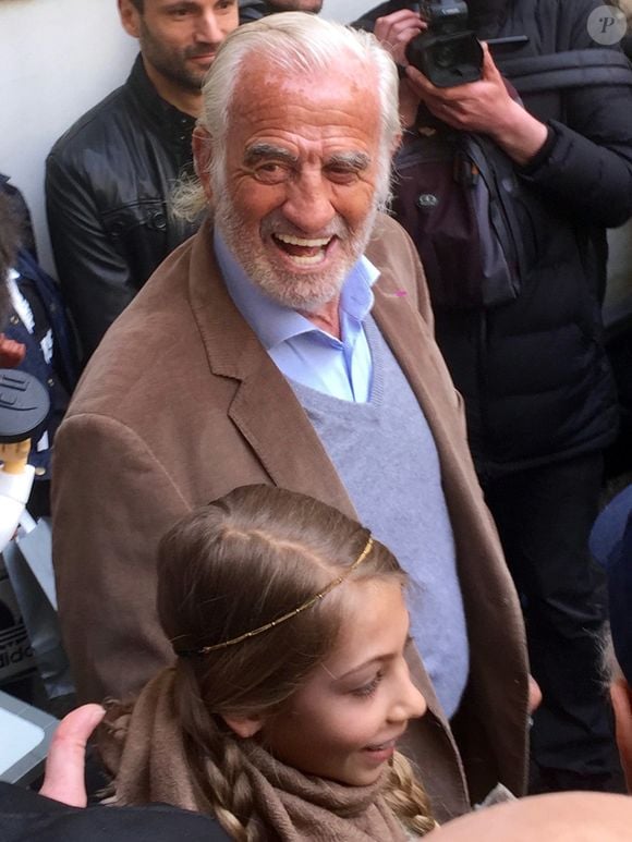 L'acteur Jean-Paul Belmondo à fêté son anniversaire (83 ans) avec ses fans dans la cour de son immeuble de la rue des Saint-Père à Paris (comme tous les ans ses fans viennent lui offrir un cadeau à son domicile). Étaient présents sa fille Stella, son ex-femme Natty, son ami cascadeur Rémy Julienne.
Il a eu le droit à un magnifique gâteau créé pour cette occasion par le pâtissier-chocolatier Eric Thévenot qui à choisi le thème d'un des film de Jean-Paul "L'As des As". © Sébastien Valiela / Bestimage