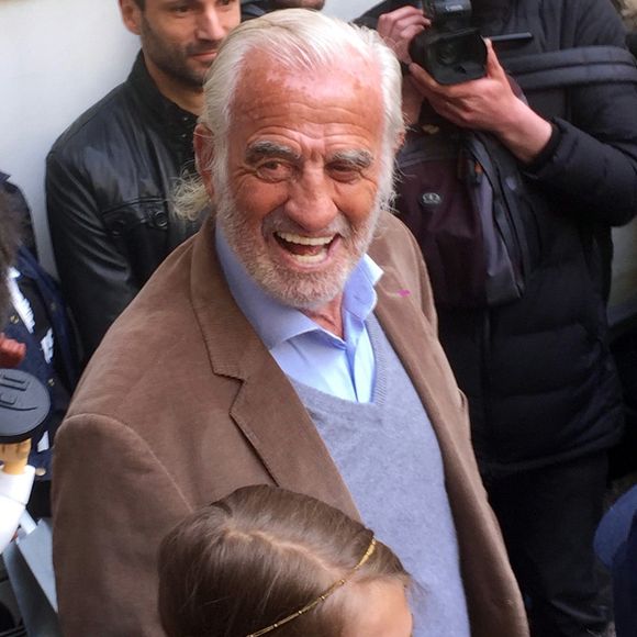 L'acteur Jean-Paul Belmondo à fêté son anniversaire (83 ans) avec ses fans dans la cour de son immeuble de la rue des Saint-Père à Paris (comme tous les ans ses fans viennent lui offrir un cadeau à son domicile). Étaient présents sa fille Stella, son ex-femme Natty, son ami cascadeur Rémy Julienne.
Il a eu le droit à un magnifique gâteau créé pour cette occasion par le pâtissier-chocolatier Eric Thévenot qui à choisi le thème d'un des film de Jean-Paul "L'As des As". © Sébastien Valiela / Bestimage