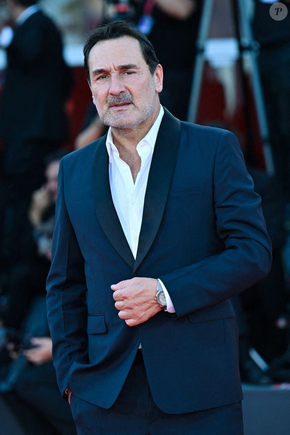 "Le fait de scroller nous amène quand même à une forme d’habitude des images plus dures les unes que les autres, et ça enlève un peu d’empathie", a-t-il confié.

Gilles Lellouche lors du tapis rouge de clôture du 82ème Festival International du Film de Venise au Lido de Venise, Italie, le 06 septembre 2025. Photo by Aurore Marechal/ABACAPRESS.COM