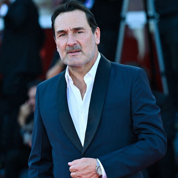 "Le fait de scroller nous amène quand même à une forme d’habitude des images plus dures les unes que les autres, et ça enlève un peu d’empathie", a-t-il confié.

Gilles Lellouche lors du tapis rouge de clôture du 82ème Festival International du Film de Venise au Lido de Venise, Italie, le 06 septembre 2025. Photo by Aurore Marechal/ABACAPRESS.COM