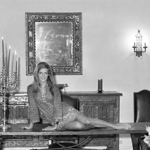 L'actrice et chanteuse française d'origine italienne Dalida, de son vrai nom Iolanda Cristina Gigliotti, pose dans sa maison. Paris, 1968. Photo par Mondadori Portfolio via Zuma Press/Abaca