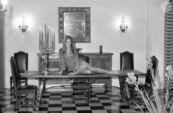 L'actrice et chanteuse française d'origine italienne Dalida, de son vrai nom Iolanda Cristina Gigliotti, pose dans sa maison. Paris, 1968. Photo par Mondadori Portfolio via Zuma Press/Abaca