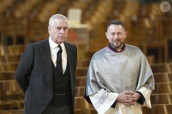 Le duc d'York (Le prince Andrew, duc d'York) arrive à la cathédrale Westminster, dans le centre de Londres, pour assister à la messe de requiem de la duchesse de Kent. 16 septembre 2025. © PA Photo/ Bestimage