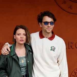 Non-accompagnés de leurs trois enfants, mais entourés d'autres stars dont une comédienne qui s'est récemment séparée d'un célèbre acteur.

Mélanie Thierry et son compagnon le chanteur Raphaël au village lors des Internationaux de France de Tennis de Roland Garros 2025, à Paris, France, le 4 Juin 2025. © Jacovides-Moreau/Bestimage