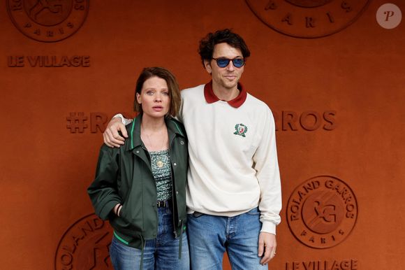 Non-accompagnés de leurs trois enfants, mais entourés d'autres stars dont une comédienne qui s'est récemment séparée d'un célèbre acteur.

Mélanie Thierry et son compagnon le chanteur Raphaël au village lors des Internationaux de France de Tennis de Roland Garros 2025, à Paris, France, le 4 Juin 2025. © Jacovides-Moreau/Bestimage