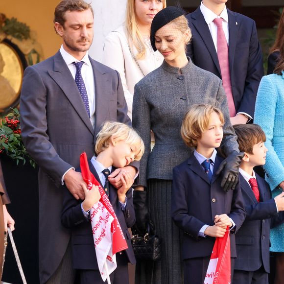 Pierre Casiraghi, Beatrice Borromeo, Stefano et Francesco dans la cour du palais princier le jour de la fête nationale de Monaco le 19 novembre 2024.

© Jean-Charles Vinaj / Pool Monaco / Bestimage