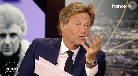 Laurent Delahousse reçoit Julien Clerc dans l'émission "20h30 le dimanche", France 2, le 8 juin 2025.