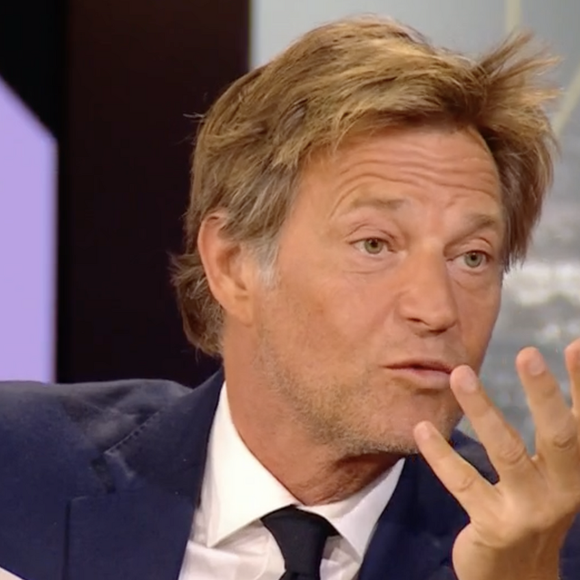 Laurent Delahousse reçoit Julien Clerc dans l'émission "20h30 le dimanche", France 2, le 8 juin 2025.