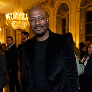 Dans l'alerte que Harry Roselmack a, à son tour, diffusé, on peut lire que les cheveux de Madoua sont courts et crépus, ses yeux marrons et qu'il mesure moins d’1 mètre. 

Harry Roselmack - Cérémonie de la remise de la médaille de chevalier de l'ordre des arts et des lettres à Alexandre Kirchhoff, PDG du label Capitol Music France par R.Dati au Ministère de la Culture à Paris le 9 janvier 2026.
Cyril Moreau / Bestimage