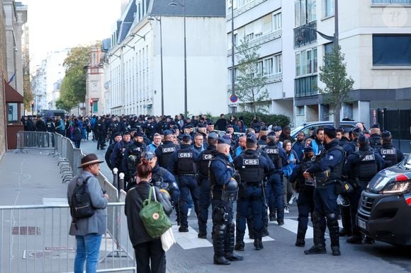 Des acteurs du milieu pénitentiaire manifestent devant la prison de la Santé avant l'arrivée de l'ancien président français Nicolas Sarkozy, où il purgera une peine de cinq ans de prison après avoir été reconnu coupable d'association de malfaiteurs en lien avec un projet de financement de la campagne électorale de 2007 de l'ancien dictateur libyen Mouammar Kadhafi, à Paris, France, le 21 octobre 2025. Nicolas Sarkozy, qui a connu de nombreux ennuis judiciaires depuis sa défaite à la réélection en 2012, sera incarcéré le 21 octobre 2025 pour un projet visant à obtenir des fonds libyens pour sa campagne présidentielle victorieuse de 2007, devenant ainsi le premier ancien dirigeant d'un pays de l'Union européenne à purger une peine de prison. L'ancien dirigeant d'extrême droite français a fait appel du verdict et dénoncé une "injustice". © Dominique Jacovides/Bestimage