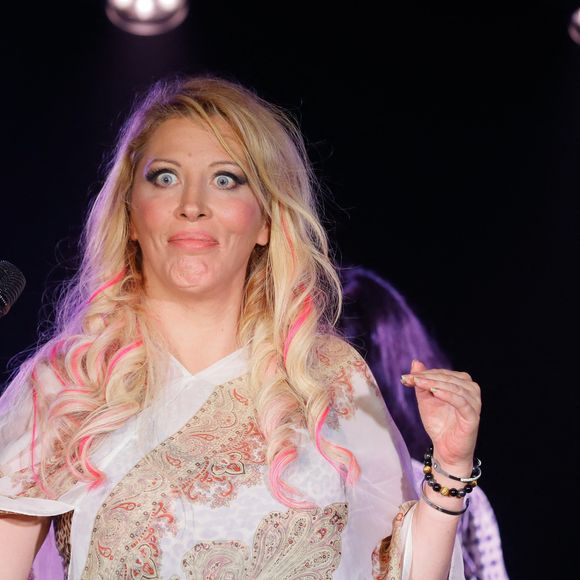 Exclusif - Loana (Loana Petrucciani), Eric Prayer (sosie d'Elvis Presley) - Concert de Eryl Prayer (sosie d'Elvis Presley) lors de la tournée "Elvis Tour intimiste" avec la participation de Loana au bateau théâtre "Le Nez Rouge" à Paris, le 26 juin 2021. © Christophe Clovis / Bestimage