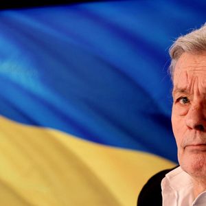 Exclusif - Alain Delon s'est entretenu par visio avec le président ukrainien Volodymyr Zelensky dans les locaux de TV5 Monde à Paris, France, le 8 septembre 2022. © Dominique Jacovides/Bestimage