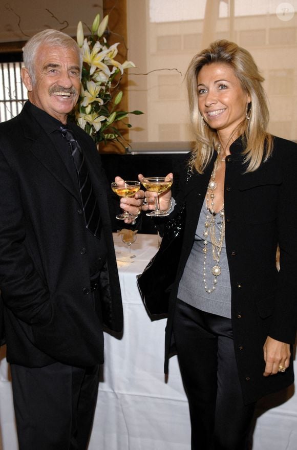 Jean-Paul Belmondo et sa femme Natty posent ensemble lors d'une cérémonie à la mairie de Boulogne-Billancourt (banlieue parisienne), le 30 mars 2007. Les frères Belmondo ont annoncé qu'ils faisaient don à la ville de Boulogne-Billancourt de la collection privée d'œuvres d'art de leur père. Photo by Guignebourg-Khayat/ABACAPRESS.COM