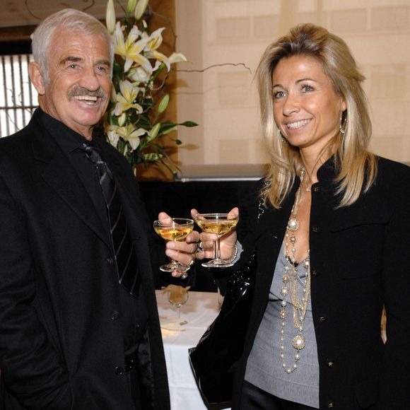 Jean-Paul Belmondo et sa femme Natty posent ensemble lors d'une cérémonie à la mairie de Boulogne-Billancourt (banlieue parisienne), le 30 mars 2007. Les frères Belmondo ont annoncé qu'ils faisaient don à la ville de Boulogne-Billancourt de la collection privée d'œuvres d'art de leur père. Photo by Guignebourg-Khayat/ABACAPRESS.COM