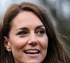 A chacune de ses apparitions en public, Kate Middleton éblouit les photographes et les badauds, par le choix de ses tenues. A tel point que le dressing de la princesse de Galles est décortiqué à chaque fois qu'elle pointe son nez en dehors du château de Windsor... 

Le prince William, prince de Galles, et Catherine (Kate) Middleton, princesse de Galles visitent le jardin communautaire et le bois de Meadow Street à Pontypridd au Royaume-Uni. Julien Burton / Bestimage