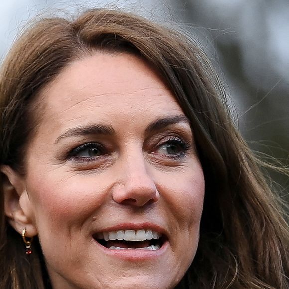 A chacune de ses apparitions en public, Kate Middleton éblouit les photographes et les badauds, par le choix de ses tenues. A tel point que le dressing de la princesse de Galles est décortiqué à chaque fois qu'elle pointe son nez en dehors du château de Windsor... 

Le prince William, prince de Galles, et Catherine (Kate) Middleton, princesse de Galles visitent le jardin communautaire et le bois de Meadow Street à Pontypridd au Royaume-Uni. Julien Burton / Bestimage