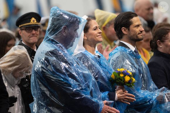 Le roi Carl XVI Gustaf, la reine Silvia et leurs trois enfants — Victoria, Carl Philip et Madeleine — étaient présents pour l’occasion, vêtus des costumes traditionnels.

La princesse Madeleine de Suède, Chris O´Neill, et Prince Carl Philip, lors des célébrations de la Fête nationale à Stockholm le 6 juin 2025. Photo par Dana Press / Bestimage