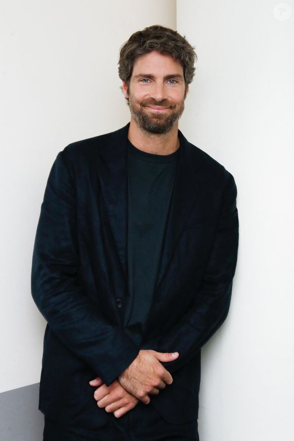 Tom Leeb lors du backstage de l'enregistrement de l'émission "Famille je vous aime" présentée par M. Drucker et qui sera diffusée le 13 juin 2025 sur France 3, aux Studios rive gauche à Paris, France, le 15 avril 2025. © Clovis-Gaffiot/Bestimage