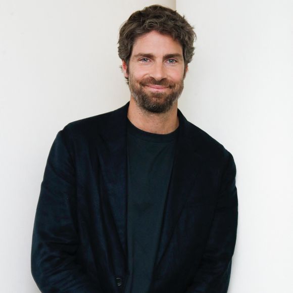 Tom Leeb lors du backstage de l'enregistrement de l'émission "Famille je vous aime" présentée par M. Drucker et qui sera diffusée le 13 juin 2025 sur France 3, aux Studios rive gauche à Paris, France, le 15 avril 2025. © Clovis-Gaffiot/Bestimage