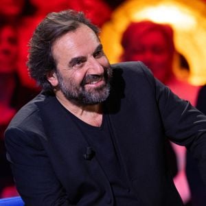Exclusif - André Manoukian lors de l'enregistrement de l'émission "La Boîte à secrets", présentée par F.Bollaert et diffusée le 16 janvier 2026 sur France 3, dans les studios du Lendit à Saint-Denis, France, le 16 décembre 2025. © Cyril Moreau/Bestimage