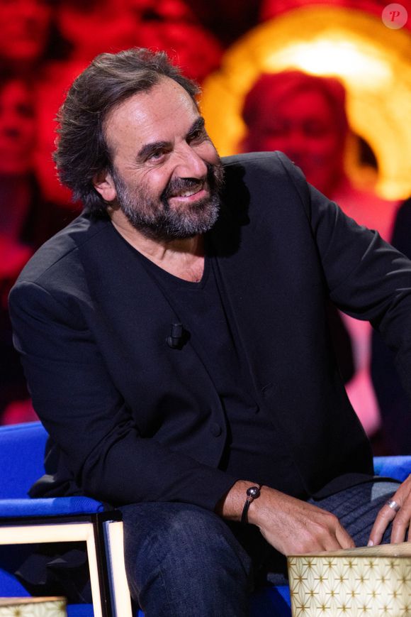 Exclusif - André Manoukian lors de l'enregistrement de l'émission "La Boîte à secrets", présentée par F.Bollaert et diffusée le 16 janvier 2026 sur France 3, dans les studios du Lendit à Saint-Denis, France, le 16 décembre 2025. © Cyril Moreau/Bestimage