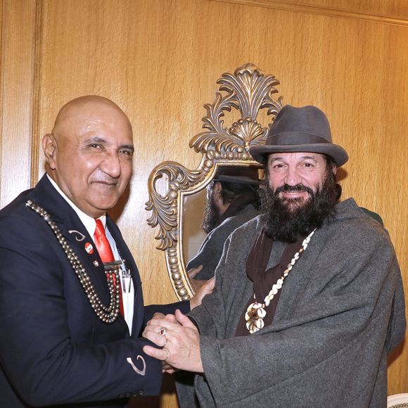 Le grand roi de Polynésie Poetai 1er et Francis Lalanne envoient une lettre co-signée à la présidence pour demander l'indépendance de Tahiti et de ses îles lors d'une cérémonie le 19 février 2024. 

© Cédric Perrin / Bestimage