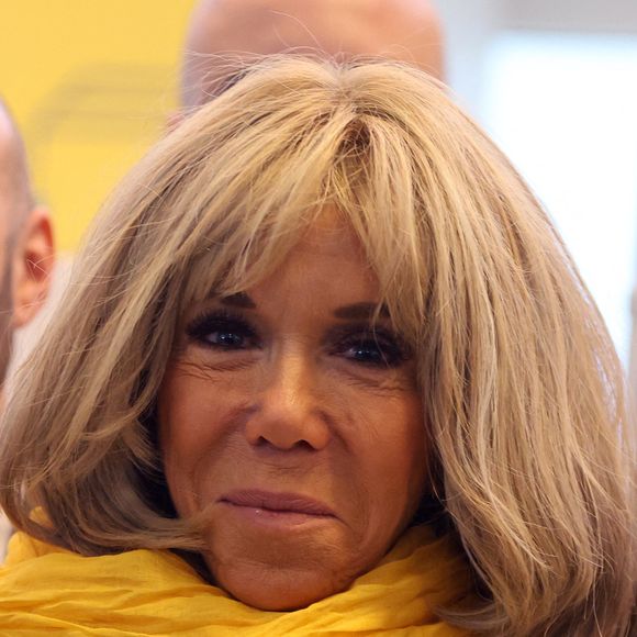Le sélectionneur de l'équipe de France de football Didier Deschamps et Brigitte Macron se tiennent devant le bureau de poste principal de Bordeaux, dans le sud-ouest de la France, le 8 janvier 2025, alors qu'ils lancent l'édition 2025 du fonds de charité appelé "Opérations pièces jaunes", dont la fondation vise à améliorer les conditions des enfants hospitalisés. Le sélectionneur de l'équipe de France, vainqueur de la Coupe du monde 2018, Didier Deschamps, a annoncé le 8 janvier 2025 qu'il quitterait son poste après la phase finale de 2026. © Fabien Cottereau - Patrick Bernard/Bestimage