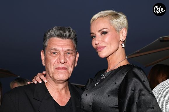 Marc Lavoine y a interprété plusieurs de ses plus grands succès sous le regard de sa compagne.

Marc Lavoine et sa compagne Adriana Karembeu - Personnalités à la "Roaring Party" , soirée du 65ème anniversaire du festival TV de Monte-Carlo au Monte-Carlo Bay le 15 juin 2026.

© Claudia Albuquerque / Bestimage