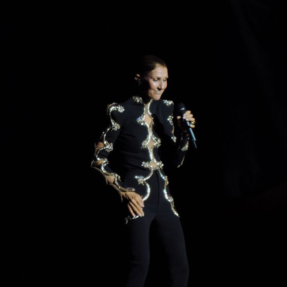 La chanteuse québécoise Céline Dion fait un retour triomphal sur scène à la Plénitude Arena pour le lancement de sa résidence à Paris, une série de seize concerts programmés jusqu'au 17 octobre 2026.

Photo : Agence / Bestimage