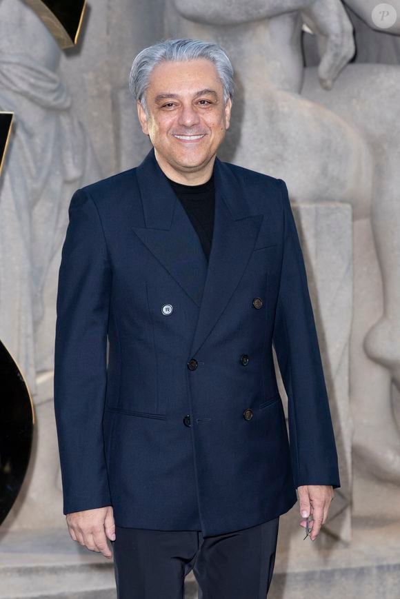 Une véritable bouffée d'oxygène pour Kering qui traversait une zone de turbulences (Gucci, qui est la marque star de Kering et qui ramenait la grande majorité des bénéfices était notamment en perte de vitesse depuis un moment) et va enfin pouvoir éponger ses dettes et repartir du bon pied.

Luca de Meo - Photocall du Défilé de mode Saint Laurent Collection Printemps-Été 2026 dans le cadre de la Fashion Week de Paris, France, le 29 septembre 2025.
 
© Olivier Borde / Bestimage