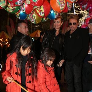 Johnny Hallyday, sa femme Laeticia et leurs filles Jade et Joy a la soirée d'inauguration de "Jours de Fetes" au Grand Palais a Paris, le 19 décembre 2013. Les petites se sont amusées a la peche aux canards ! © BAHI-CABREIRA / BESTIMAGE