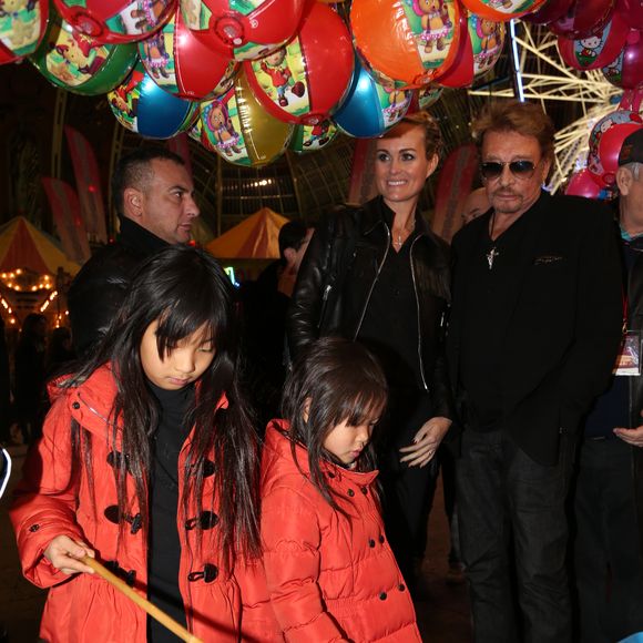 Johnny Hallyday, sa femme Laeticia et leurs filles Jade et Joy a la soirée d'inauguration de "Jours de Fetes" au Grand Palais a Paris, le 19 décembre 2013. Les petites se sont amusées a la peche aux canards ! © BAHI-CABREIRA / BESTIMAGE