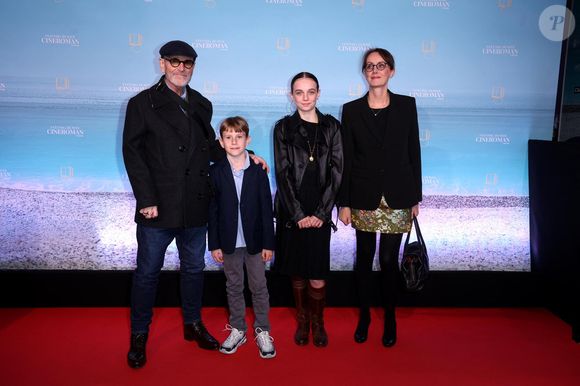 Tchéky Karyo, sa compagne Valérie Keruzoré et leurs enfants. Tapis rouge lors de la 7e édition du festival Cineroman à Nice le 3 Octobre 2025 . © Bebert-Jacovides/Bestimage