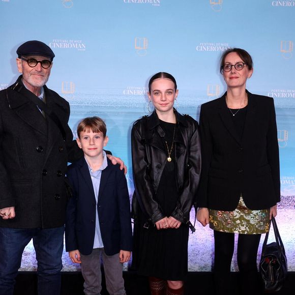 Tchéky Karyo, sa compagne Valérie Keruzoré et leurs enfants. Tapis rouge lors de la 7e édition du festival Cineroman à Nice le 3 Octobre 2025 . © Bebert-Jacovides/Bestimage