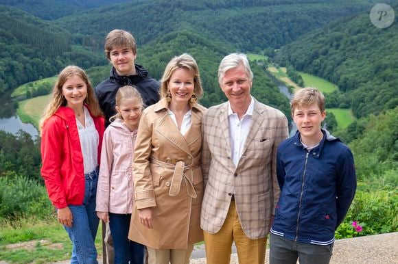 Princesse Elisabeth, Prince Gabriel, Princesse Eleonore, la reine Mathilde de Belgique, le roi Philippe de Belgique et Prince Emmanuel - La famille royale de Belgique lors d'une visite du "Tombeau géant " à Botassart en Belgique le 28 juin 2020.

Photo : Julien Warnand/pool/Imagebuzz/Bestimage