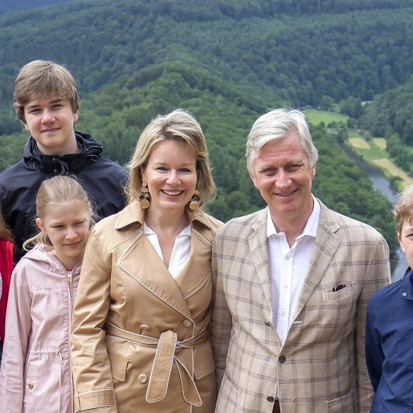 Princesse Elisabeth, Prince Gabriel, Princesse Eleonore, la reine Mathilde de Belgique, le roi Philippe de Belgique et Prince Emmanuel - La famille royale de Belgique lors d'une visite du "Tombeau géant " à Botassart en Belgique le 28 juin 2020.

Photo : Julien Warnand/pool/Imagebuzz/Bestimage